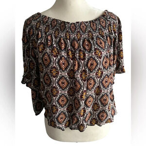 GIMMICKS BY BKE Women's Blouse Short Sleeve Round Neck Geometric .Size S
